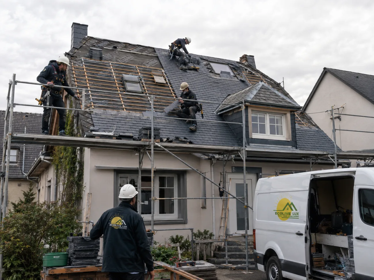 Couvreurs EcoLive Lux en pleine réfection d'une toiture en ardoise