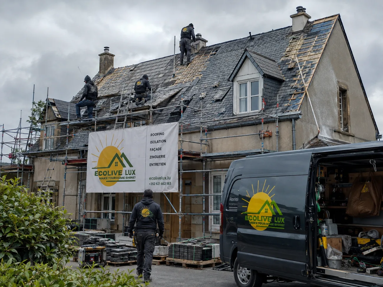 Chantier de rénovation de toiture EcoLive Lux avec échafaudage au Luxembourg